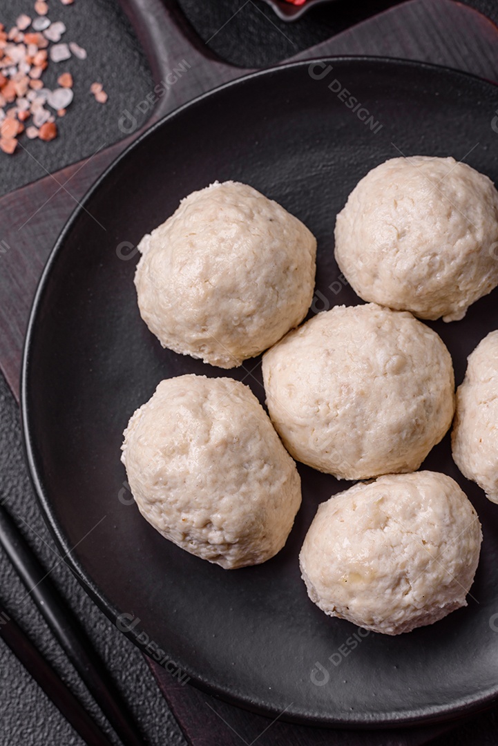 Deliciosas costeletas de frango cozidas no vapor ou almôndegas picadas. Prato de comida dietética