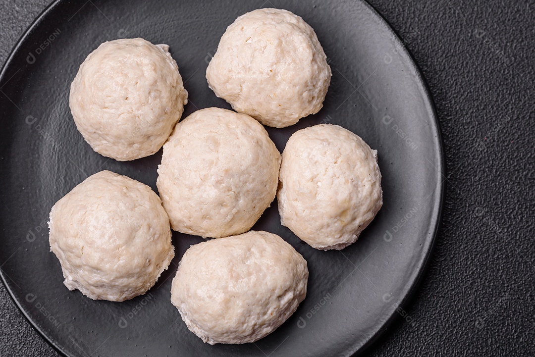 Deliciosas costeletas de frango cozidas no vapor ou almôndegas picadas. Prato de comida dietética