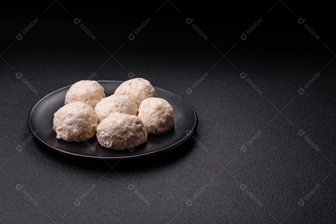 Deliciosas costeletas de frango cozidas no vapor ou almôndegas picadas. Prato de comida dietética