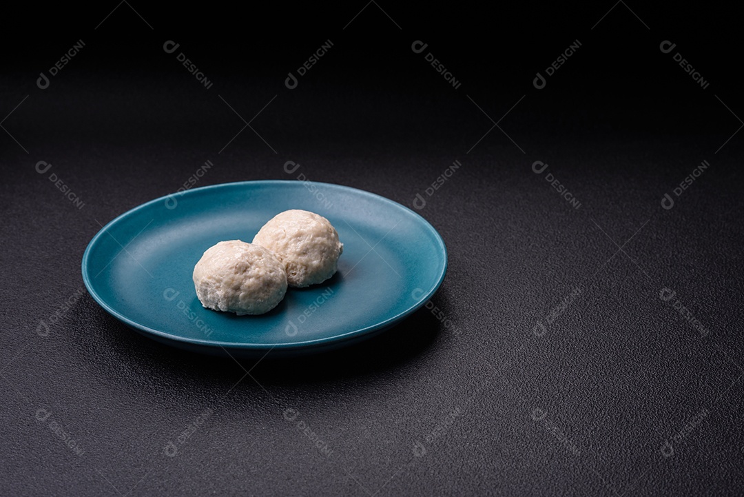 Deliciosas costeletas de frango cozidas no vapor ou almôndegas picadas. Prato de comida dietética