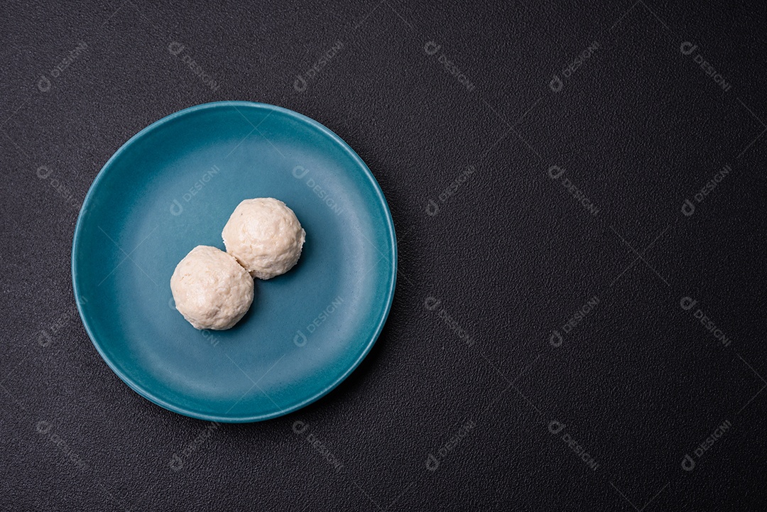 Deliciosas costeletas de frango cozidas no vapor ou almôndegas picadas. Prato de comida dietética