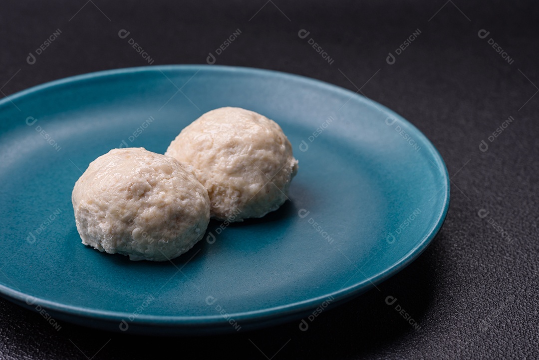 Deliciosas costeletas de frango cozidas no vapor ou almôndegas picadas. Prato de comida dietética