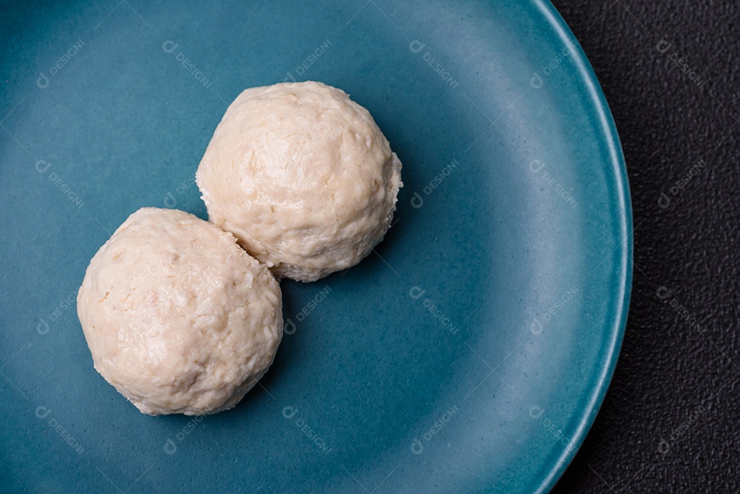 Deliciosas costeletas de frango cozidas no vapor ou almôndegas picadas. Prato de comida dietética