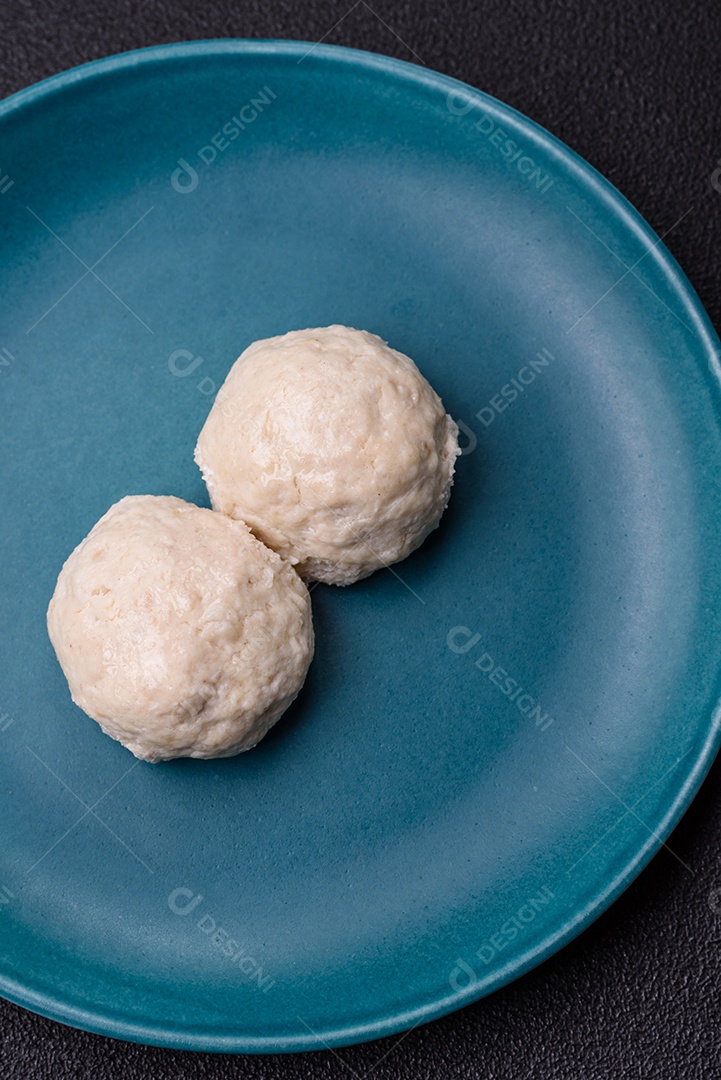 Deliciosas costeletas de frango cozidas no vapor ou almôndegas picadas. Prato de comida dietética