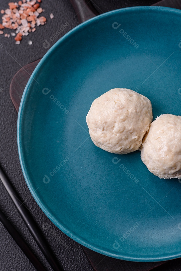 Deliciosas costeletas de frango cozidas no vapor ou almôndegas picadas. Prato de comida dietética