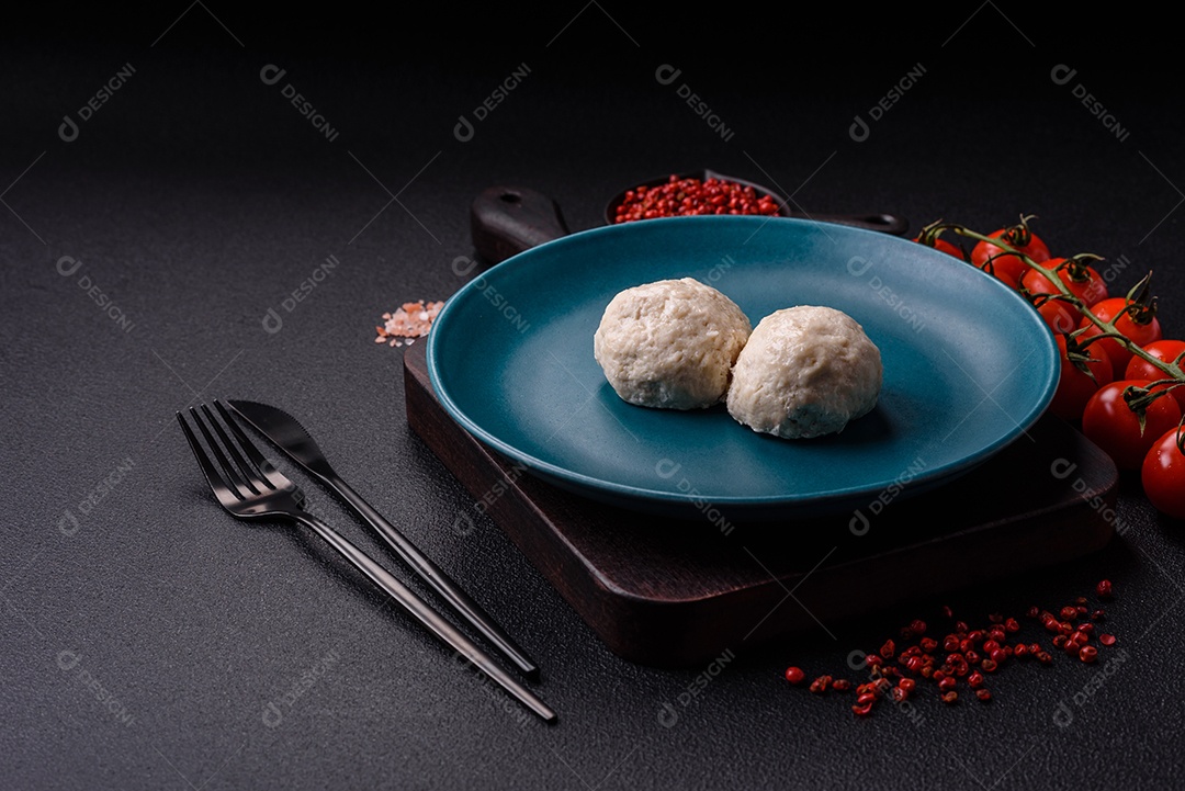 Deliciosas costeletas de frango cozidas no vapor ou almôndegas picadas. Prato de comida dietética