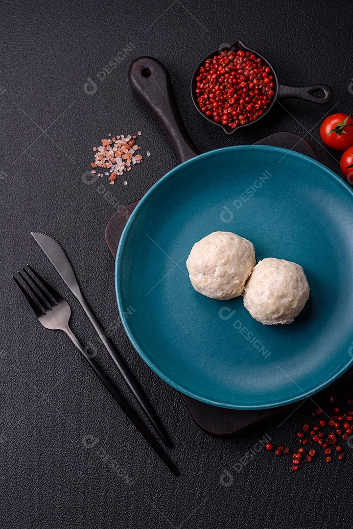 Deliciosas costeletas de frango cozidas no vapor ou almôndegas picadas. Prato de comida dietética