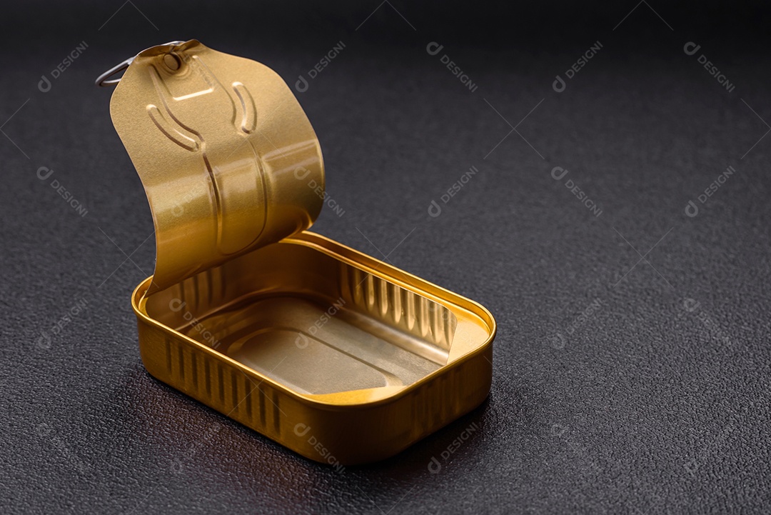 Lata metálica com carne ou peixe enlatado com chave para abri-lo sobre um fundo escuro de concreto