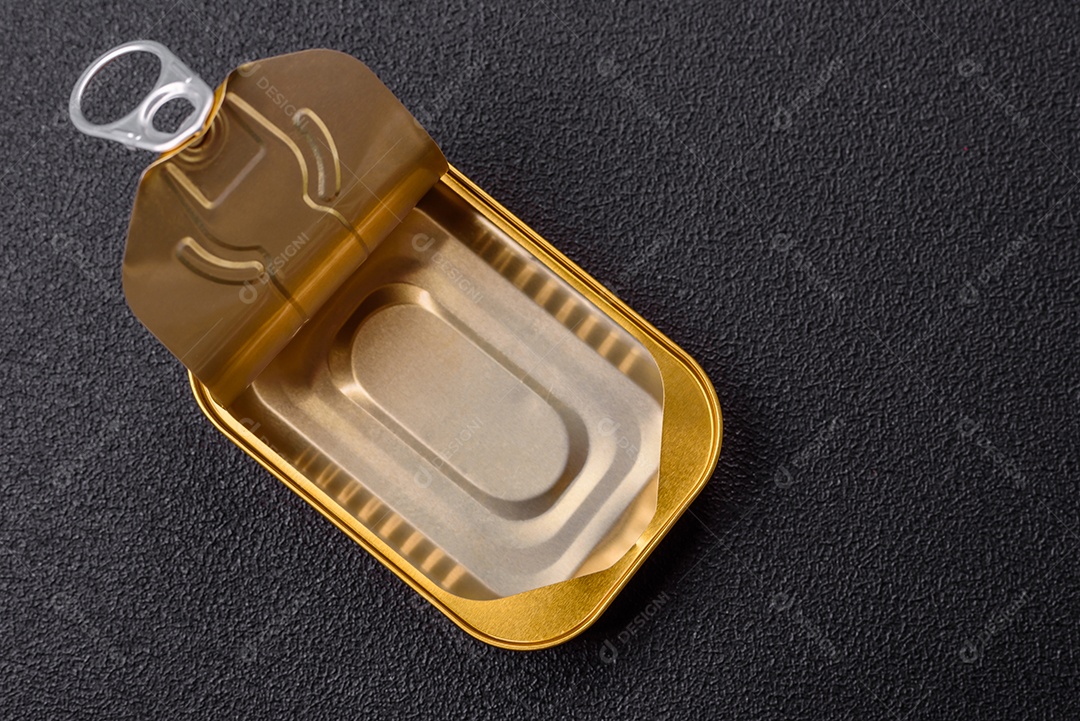 Lata metálica com carne ou peixe enlatado com chave para abri-lo sobre um fundo escuro de concreto