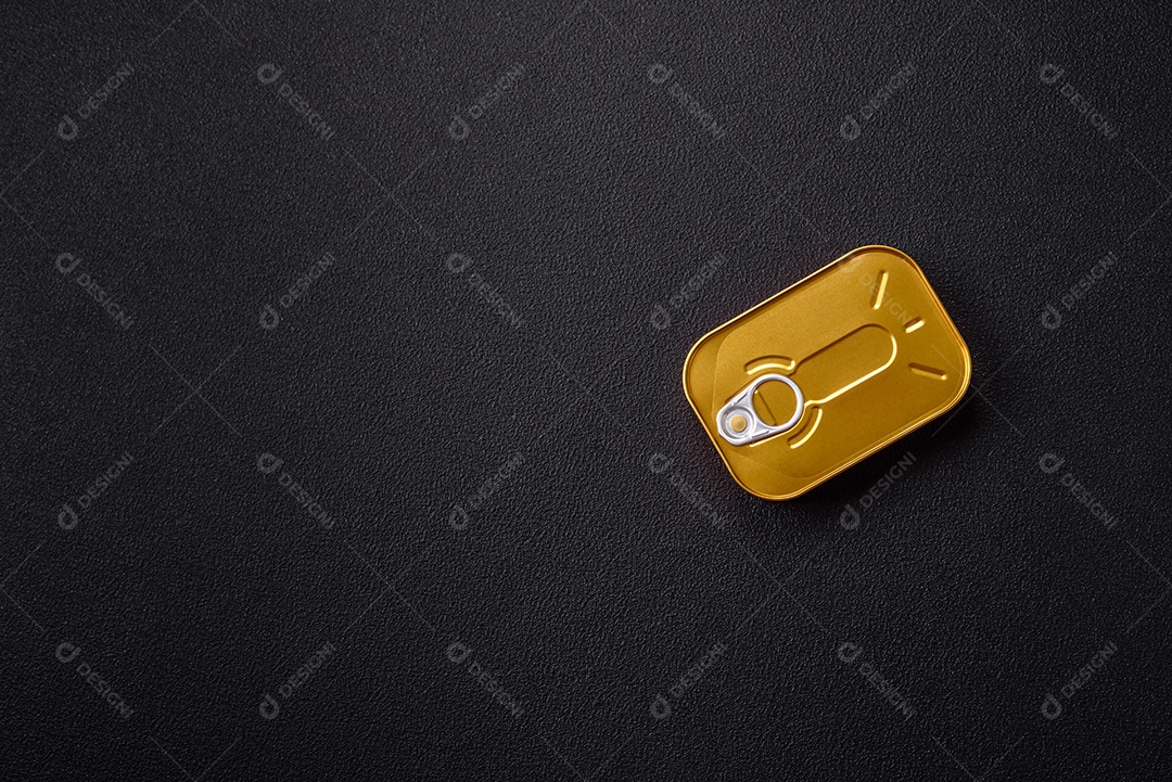 Lata metálica com carne ou peixe enlatado com chave para abri-lo sobre um fundo escuro de concreto