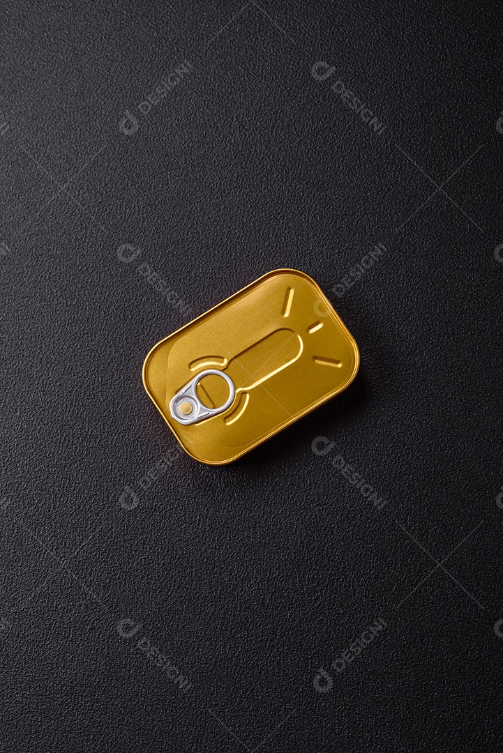 Lata metálica com carne ou peixe enlatado com chave para abri-lo sobre um fundo escuro de concreto