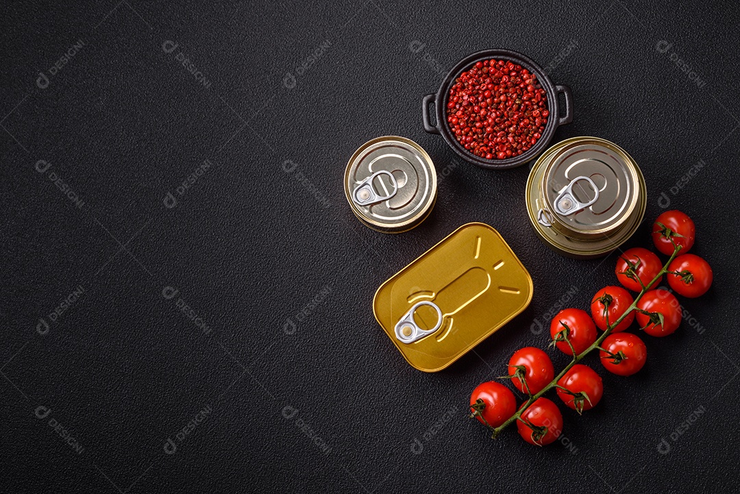 Lata metálica com carne ou peixe enlatado com chave para abri-lo sobre um fundo escuro de concreto