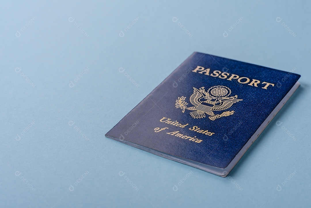 Passaporte dos Estados Unidos da América, passagens aéreas e dinheiro em um fundo azul. Antecedentes conceituais sobre o tema turismo e viagens
