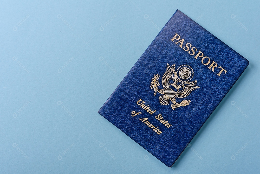Passaporte dos Estados Unidos da América, passagens aéreas e dinheiro em um fundo azul. Antecedentes conceituais sobre o tema turismo e viagens