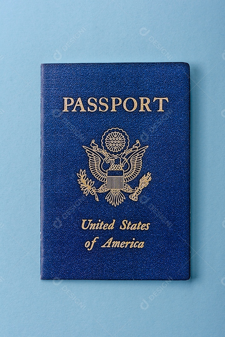 Passaporte dos Estados Unidos da América, passagens aéreas e dinheiro em um fundo azul. Antecedentes conceituais sobre o tema turismo e viagens