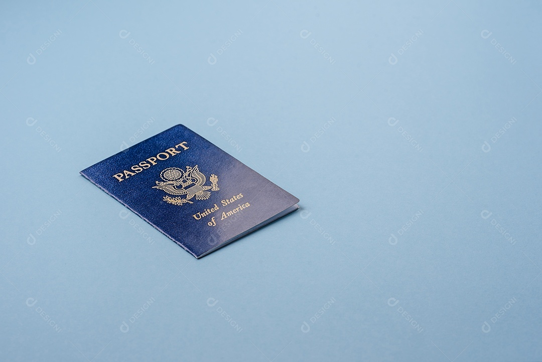 Passaporte dos Estados Unidos da América, passagens aéreas e dinheiro em um fundo azul. Antecedentes conceituais sobre o tema turismo e viagens