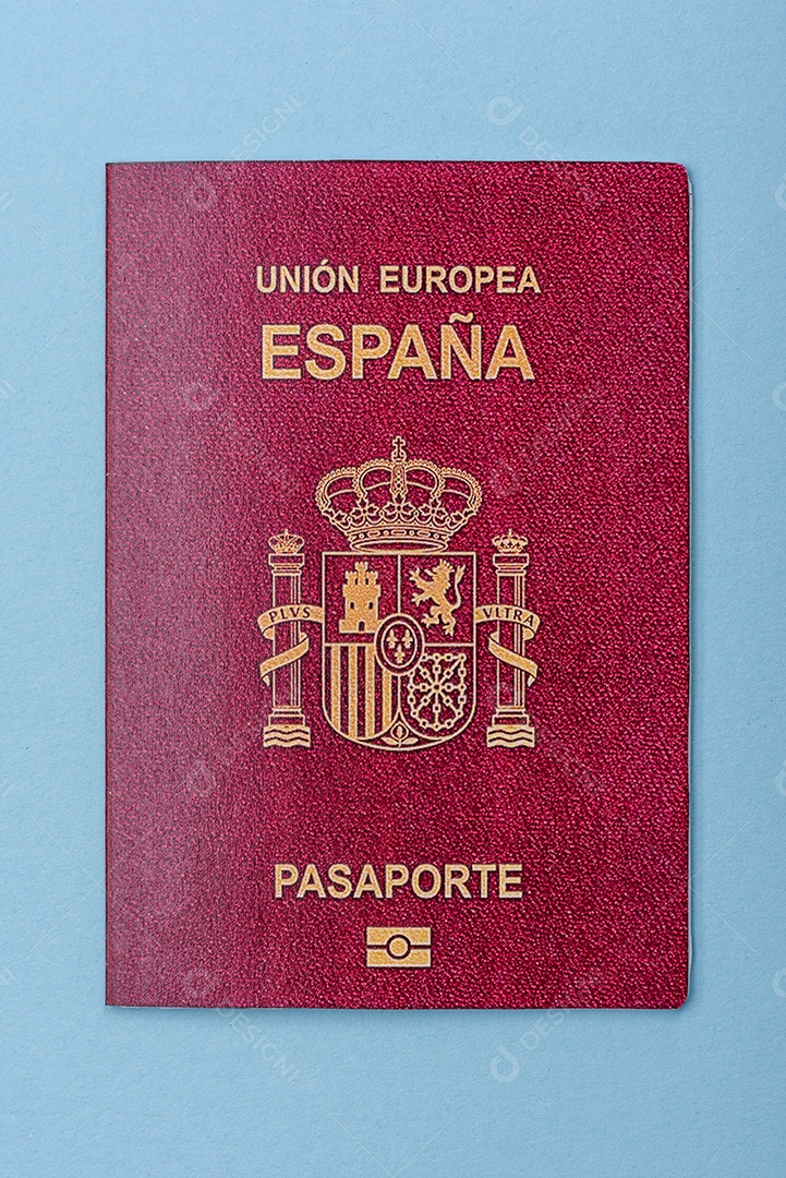 Passaporte internacional em papel físico de cidadão espanhol sobre fundo azul