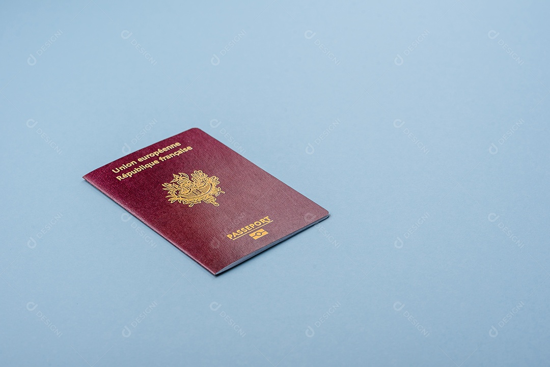 Passaporte da República da França sobre fundo azul. Antecedentes conceituais sobre o tema turismo e viagens