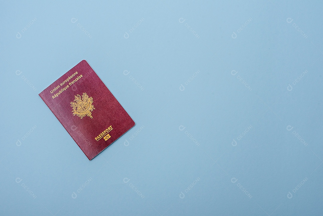 Passaporte da República da França sobre fundo azul. Antecedentes conceituais sobre o tema turismo e viagens
