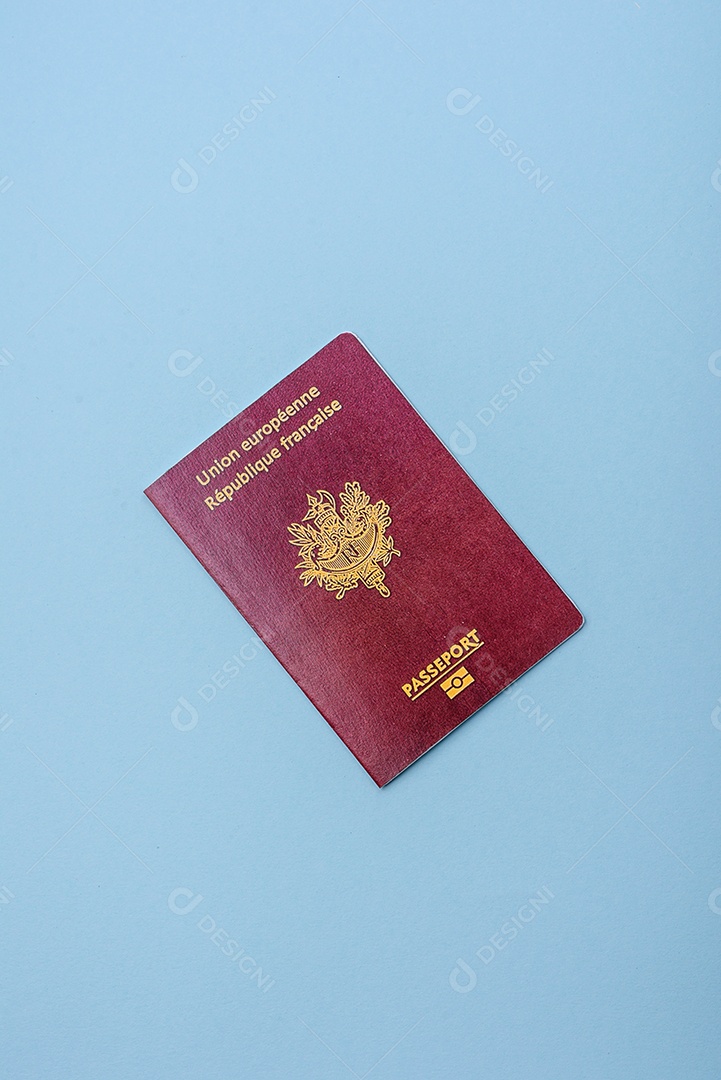 Passaporte da República da França sobre fundo azul. Antecedentes conceituais sobre o tema turismo e viagens