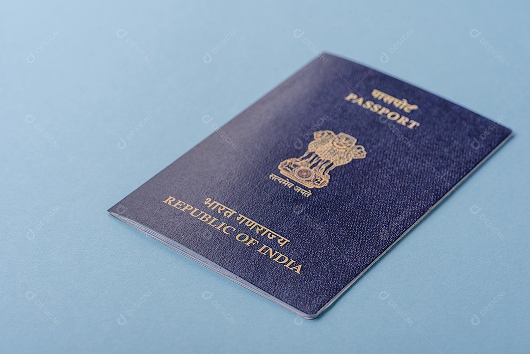 Passaporte internacional de papel físico de cidadão indiano sobre fundo azul