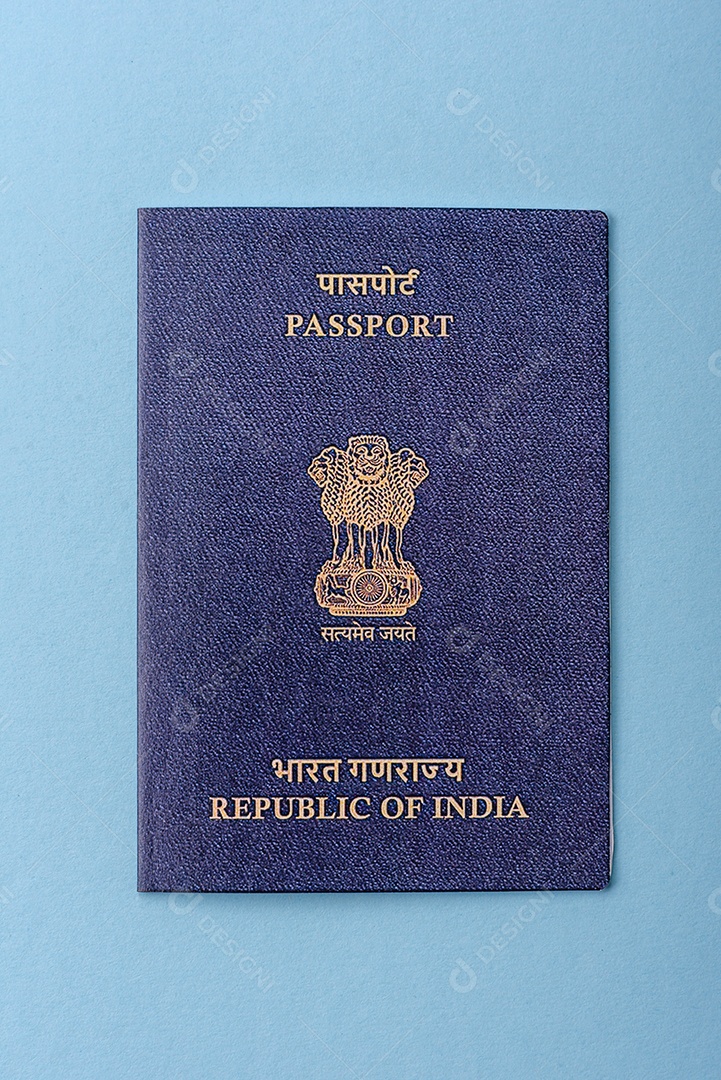 Passaporte internacional em papel físico de um cidadão dos Emirados Árabes Unidos sobre fundo azul