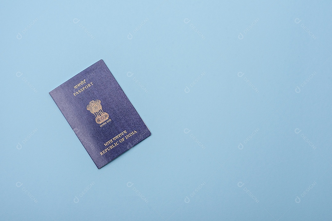 Passaporte internacional em papel físico de um cidadão dos Emirados Árabes Unidos sobre fundo azul