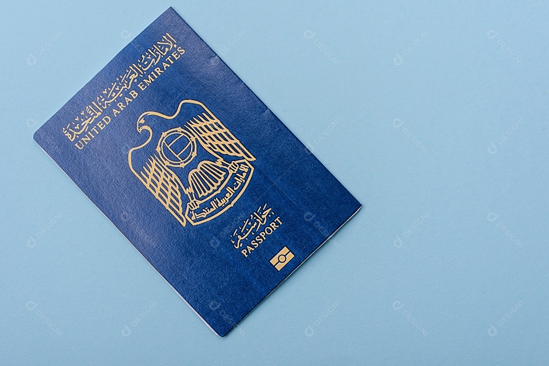 Passaporte internacional em papel físico de um cidadão dos Emirados Árabes Unidos sobre fundo azul