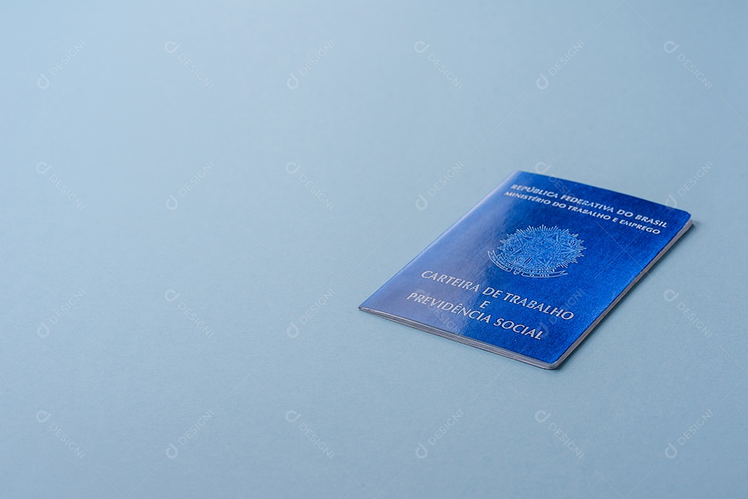 Passaporte internacional em papel físico de cidadão brasileiro sobre fundo azul