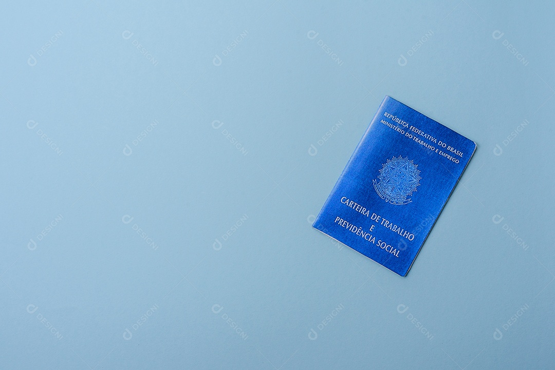 Passaporte internacional em papel físico de cidadão brasileiro sobre fundo azul