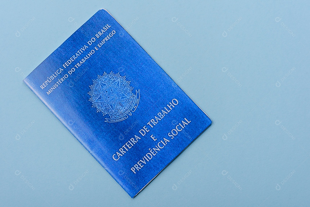 Passaporte internacional em papel físico de cidadão brasileiro sobre fundo azul