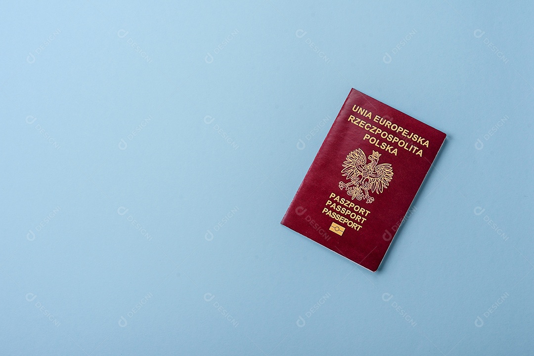 Passaporte internacional em papel físico de cidadão iraniano sobre fundo azul