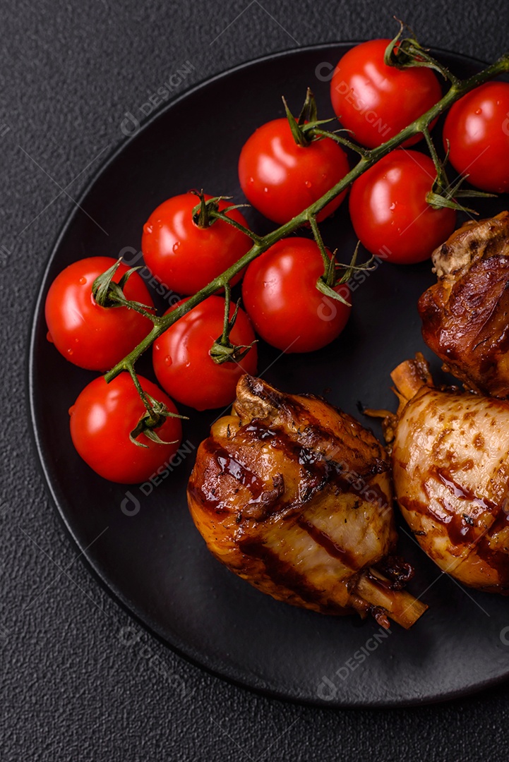 Deliciosas pernas de frango grelhado com especiarias e ervas