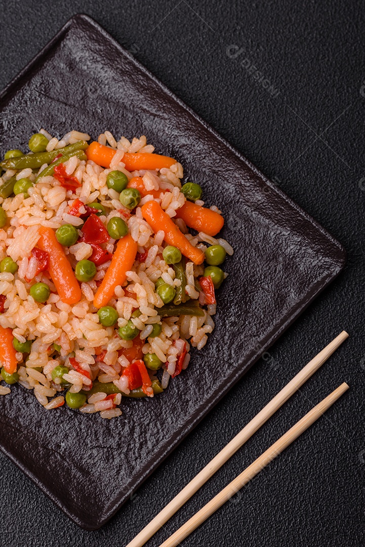 Deliciosas pernas de frango grelhado com especiarias e ervas