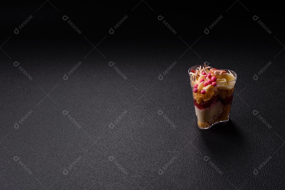 Deliciosa sobremesa vegana nutritiva com frutas vermelhas e creme de queijo