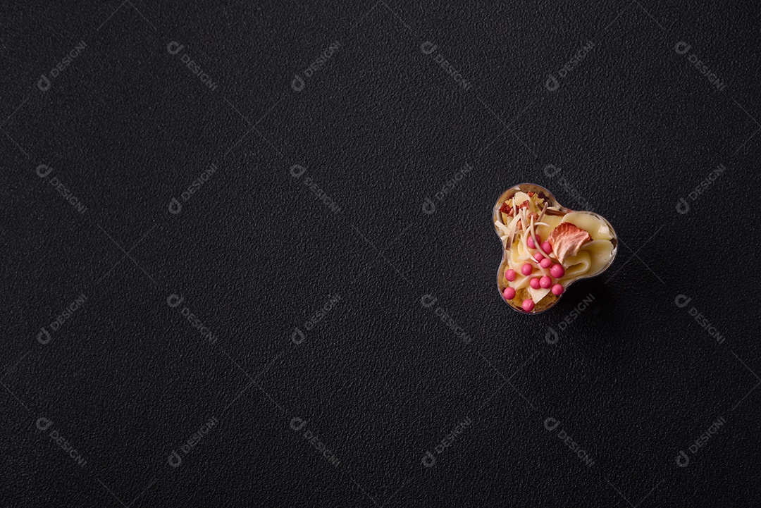 Deliciosa sobremesa vegana nutritiva com frutas vermelhas e creme de queijo