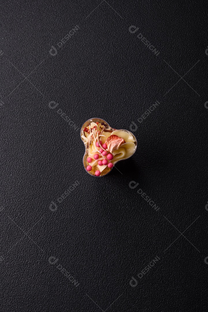 Deliciosa sobremesa vegana nutritiva com frutas vermelhas e creme de queijo