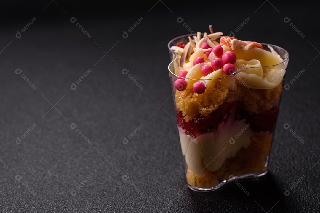 Deliciosa sobremesa vegana nutritiva com frutas vermelhas e creme de queijo