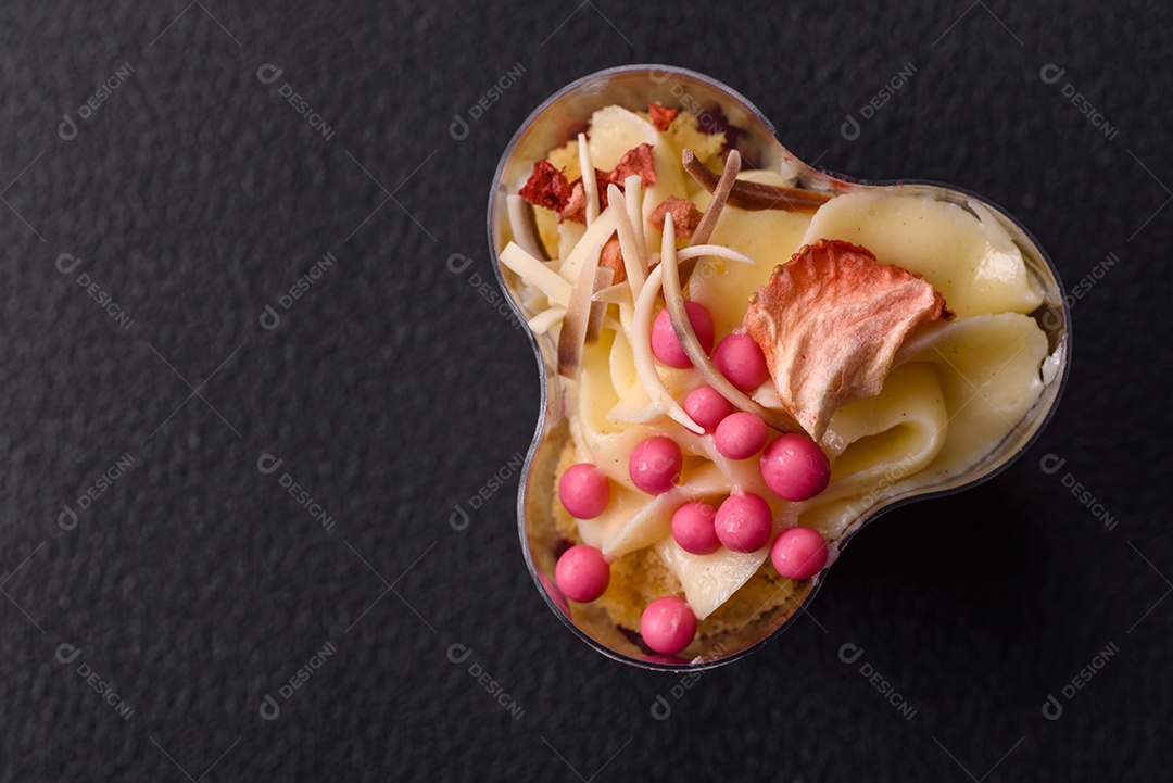 Deliciosa sobremesa vegana nutritiva com frutas vermelhas e creme de queijo