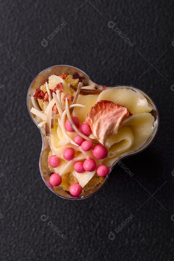 Deliciosa sobremesa vegana nutritiva com frutas vermelhas e creme de queijo