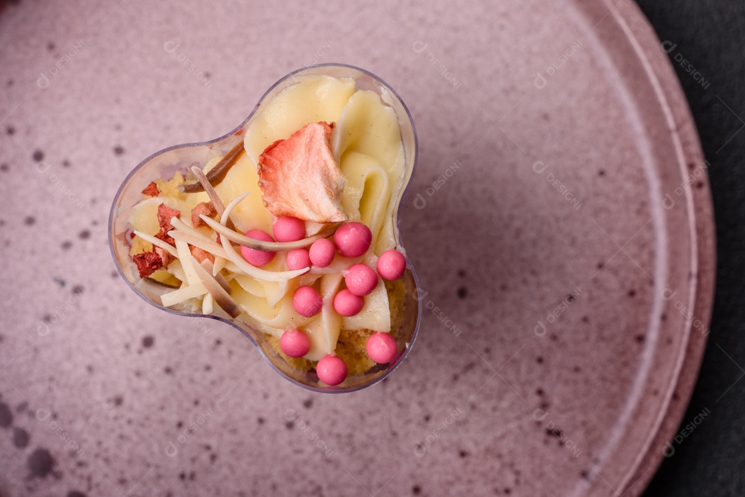 Deliciosa sobremesa vegana nutritiva com frutas vermelhas e creme de queijo