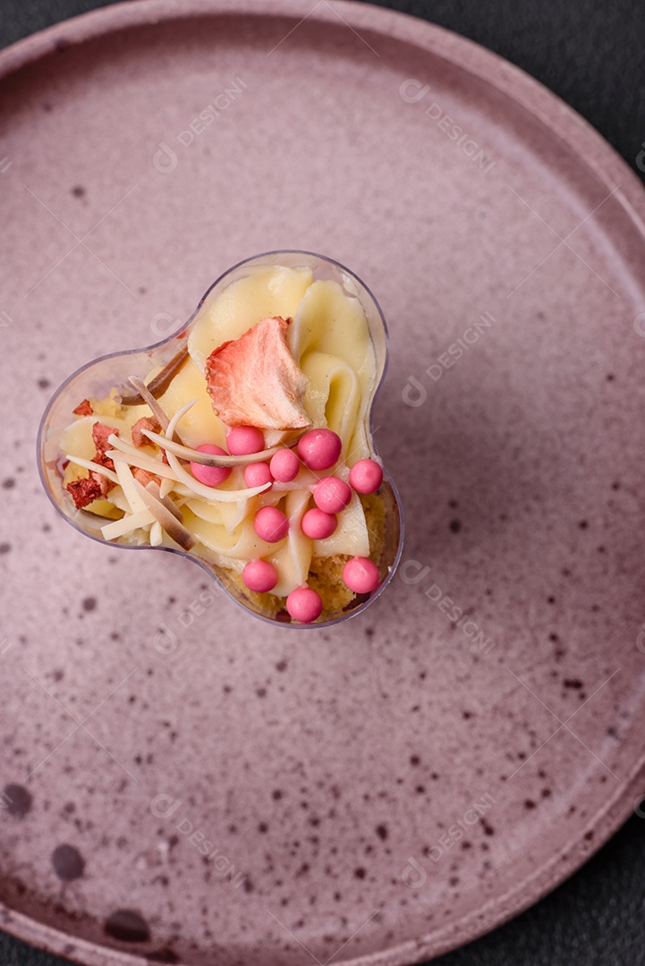 Deliciosa sobremesa vegana nutritiva com frutas vermelhas e creme de queijo