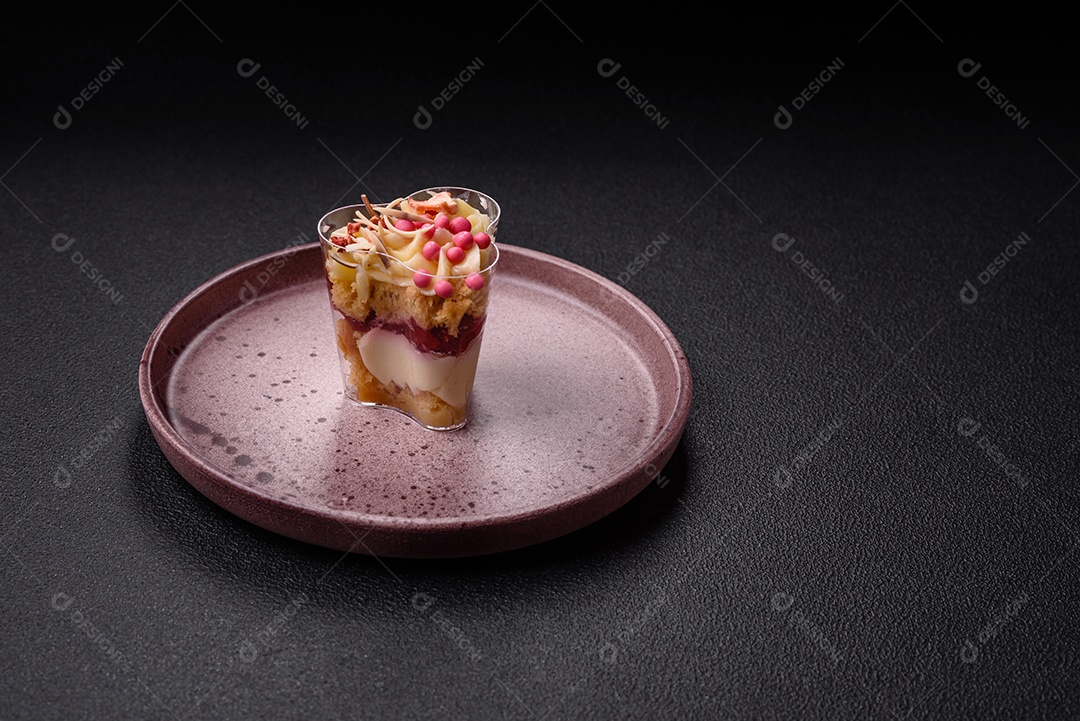 Deliciosa sobremesa vegana nutritiva com frutas vermelhas e creme de queijo