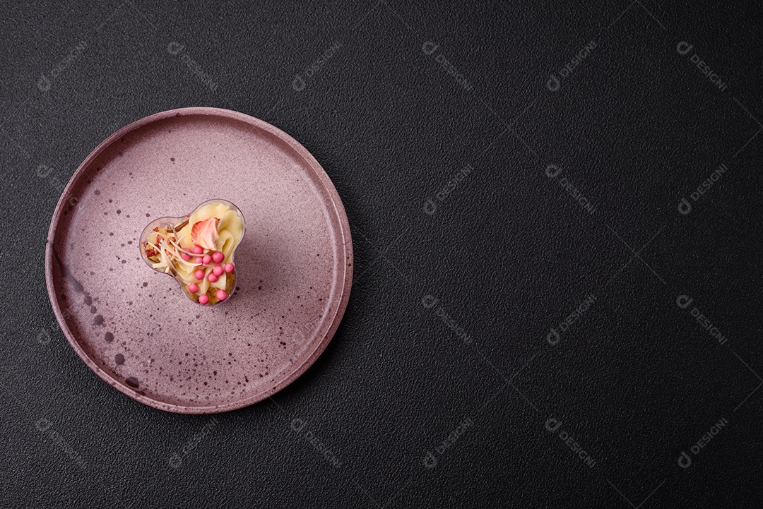 Deliciosa sobremesa vegana nutritiva com frutas vermelhas e creme de queijo