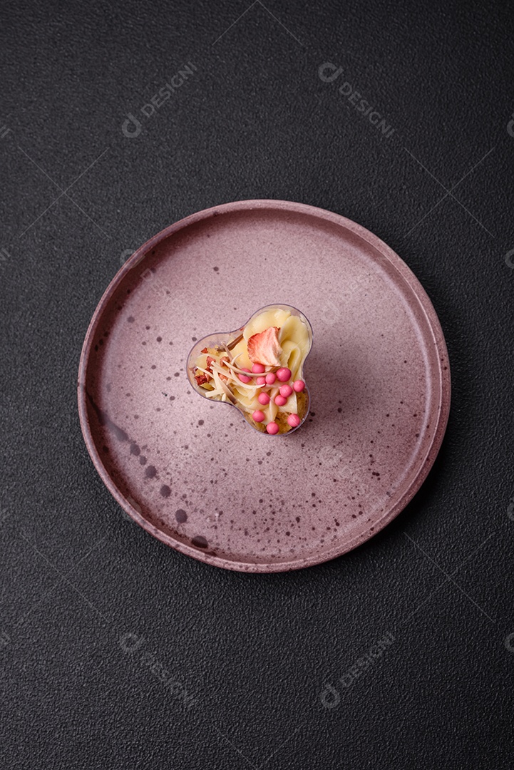 Deliciosa sobremesa vegana nutritiva com frutas vermelhas e creme de queijo