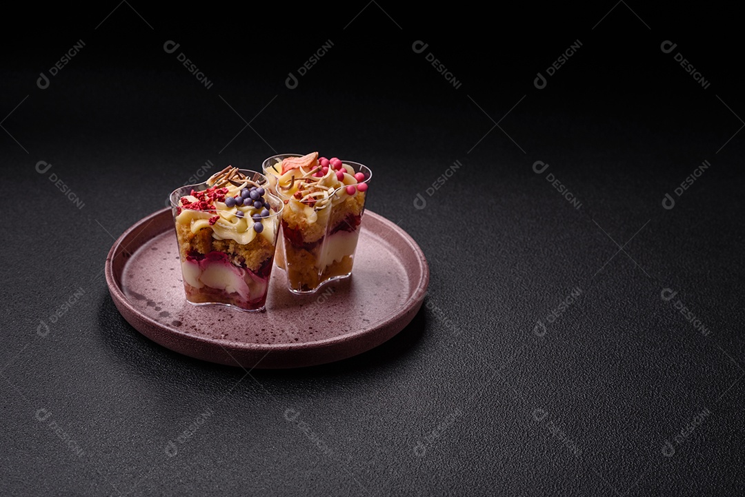 Deliciosa sobremesa vegana nutritiva com frutas vermelhas e creme de queijo