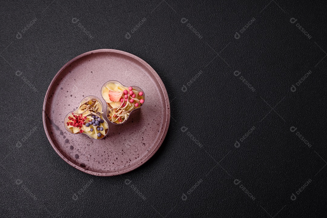 Deliciosa sobremesa vegana nutritiva com frutas vermelhas e creme de queijo