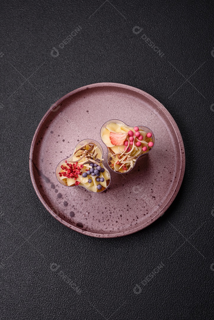 Deliciosa sobremesa vegana nutritiva com frutas vermelhas e creme de queijo