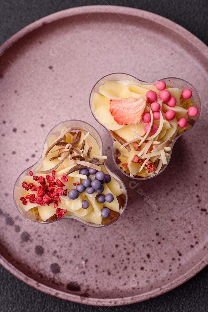 Deliciosa sobremesa vegana nutritiva com frutas vermelhas e creme de queijo