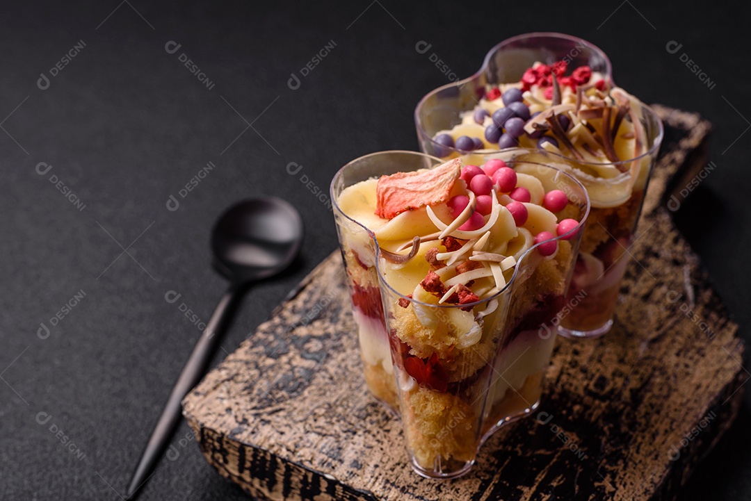 Deliciosa sobremesa vegana nutritiva com frutas vermelhas e creme de queijo